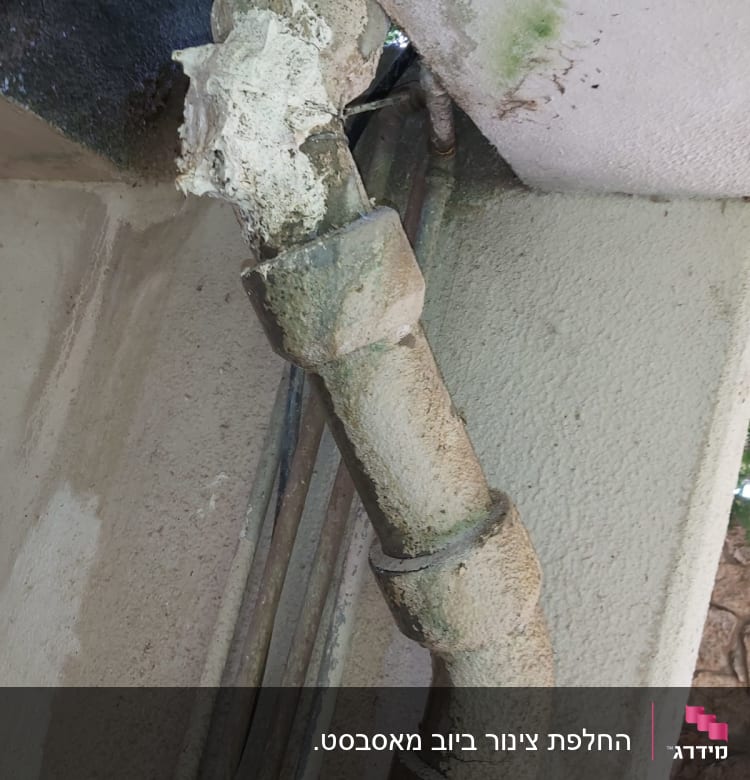 צינור מים עם תיקון בטיח לבן על חיבור